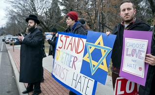Vizinhos se reúnem para mostrar seu apoio à comunidade perto da residência de um rabino em Monsey, após receber uma facada durante uma celebração de Hanukkah. (Foto: Craig Ruttle / AP)