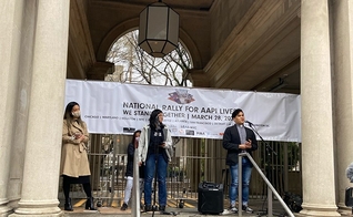 O pastor Reyn Cabinte [à direita] fala durante evento da Rally Nacional para Vidas e Dignidade, em 28 de março de 2021, em Nova York. (Foto: Roxanne Stone / RSN)