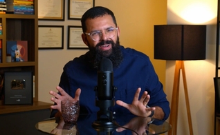 Douglas Gonçalves em transmissão da Mentoria JesusCopy do dia 1 de abril de 2021. (Foto: Reprodução/YouTube)