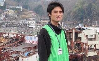 O pastor Yoshiya Hari em Onagawa, Miyagi, após o desastre triplo de Tohoku em 2011. (Foto: Reprodução / Christianity Today)