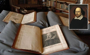 Um exemplar do First Folio de Shakespeare. (Foto: Reprodução / AFP)