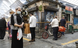 Os habitantes de Jerusalém permanecem por dois minutos em silêncio enquanto a sirene soa em Israel para marcar o Dia da Memória do Holocausto, 8 de abril de 2021. Yonatan Sindel / Flash90.