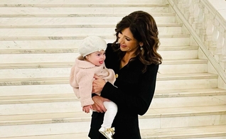 A governadora de Dakota do Sul, Kristi Noem, com Valentina Duffy, uma criança com síndrome de Down, no Capitólio. (Foto: Reprodução/Twitter). 