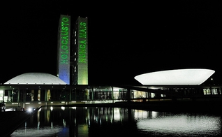 Congresso Nacional é iluminado em homenagem ao Dia do Holocausto. Foto: (Divulgação/Senado Federal). 