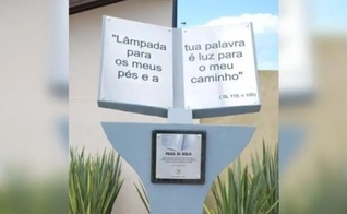 Monumento inaugurado em 2011 tem Salmo em destaque. (Foto: Prefeitura de Tijucas/Divulgação)
