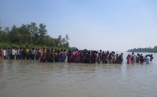 Fila de novos convertidos a Jesus para batismo nas águas. (Foto: Arquivo pessoal / Rashphal)