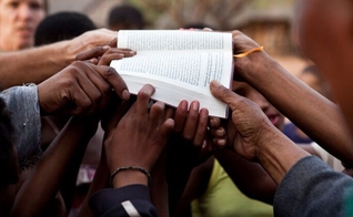 Mais de 1 bilhão de pessoas não têm acesso à Palavra de Deus em seu idioma. (Foto: Reprodução / UGCN)