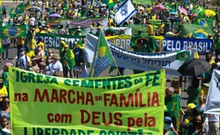 Manifestantes se concentraram em frente à FIESP, na Av. Paulista, em São Paulo. (Foto: Roberto Sungi/Futura Press/Estadão Conteúdo)