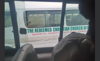 Micro-ônibus da igreja onde oito cristãos estavam viajando para evangelizar. (Foto: Reprodução / Eje Kenny Faraday)