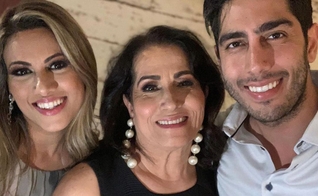 Sara Nemer com os filhos, o humorista Jonathan Nemer e a cantora Rebeca Nemer. (Foto: Instagram/Sara Nemer)