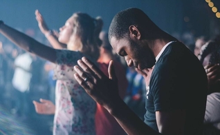 Imagem de jovens durante culto em igreja. (Foto: Reprodução/Pinterest)