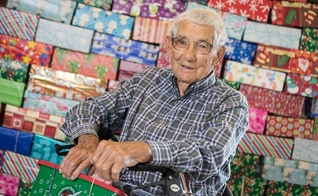 Ira Miller, de 104 anos, já embalou 1000 caixas de sapatos com presentes para crianças. (Foto: Samaritan’s Purse)