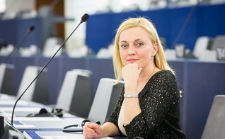 Marijana Petir, membro independente do parlamento da Croácia, fez a proposta de emenda ao orçamento para as bolsas. (Foto: Reprodução / Amber Alert)