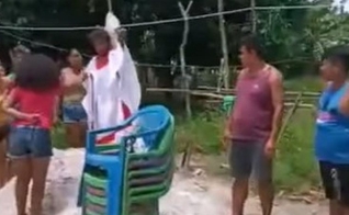 Trecho de vídeo que mostra o ritual. (Foto: Divulgação / YouTube)