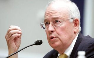 Ken Starr, durante depoimento em 8 de maio de 2014. (Foto: Lauren Victoria Burke/AP)