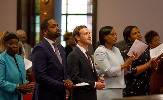 Mark Zuckerberg [4º a partir da direita], CEO do Facebook na Igreja Mother Emanuel AME em Charleston, Carolina do Sul em 2017. (Foto: Reprodução / UGCN)