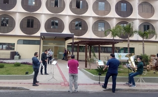 Orquestra Ágape durante apresentação em hospital de Caçador. (Foto: Reprodução / Caçador)