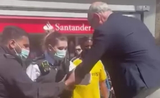 John Sherwood sendo preso em frente à estação de metrô, em Londres. (Foto: Pooyan Mehrshahi / Facebook)