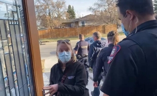 O mandato é direcionado à igreja do pastor Artur Pawlowski, que expulsou policiais do templo durante a celebração da Páscoa, em Alberta. (Foto: Reprodução).