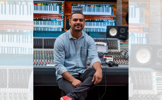 O cantor e compositor Paolo Almeida. (Foto: Bluemidia / Divulgação)