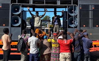 Evangelismo de rua reúne pessoas que se despertam para a Palavra de Deus. (Foto: Reprodução / UGCN)