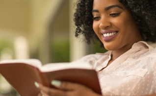 Segunda pesquisa da Sociedade Bíblica Americana, a leitura bíblica reduz depressão e ansiedade. (Foto: Getty Images).
