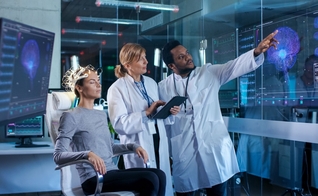 Neurocientistas analisando o cérebro humano. (Foto: Canva)