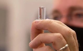 Pentágono revela sensor que detecta Covid no corpo. (Foto: Reprodução / 60 Minutes)