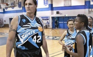 Gabrielle Ludwig, ex-veterano da Marinha Americana, ex-jogador de basquete masculino, voltou ao esporte ocupando vaga num time feminino após fazer cirurgia para mudança de sexo, aos 50 anos. (Foto: Reprodução)