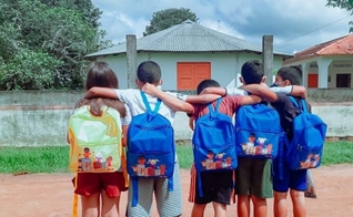 As missionárias Andressa e Késia dão aulas de reforço a crianças no Amazonas. (Foto: Divulgação/ Missões Nacionais).