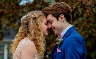 Chase Smith e Sadie Mills durante o casamento. (Foto: Reprodução / Amy Phipps)