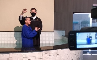 Solange durante seu batismo. (Foto: Paulo Henrique)