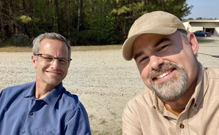 Kirk Cameron e Alex Kendrick no set de seu novo filme. Foto: Reprodução/Instagram). 