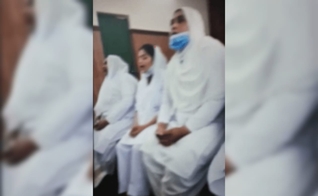 Manifestantes alegaram falsamente blasfêmia e entoaram slogans muçulmanos no auditório do hospital em Lahore. (Foto: Reprodução).
