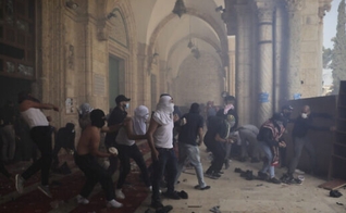 Palestinos entram em confronto com forças de segurança israelenses no Monte do Templo, em 10 de maio de 2021. (Foto: AP Photo/Mahmoud Illean)