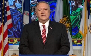 O ex-secretário de Estado Mike Pompeo fala na cerimônia de formatura virtual da Regent University of Virginia Beach, Virginia, no sábado, 8 de maio de 2021. (Foto: Regent.edu)