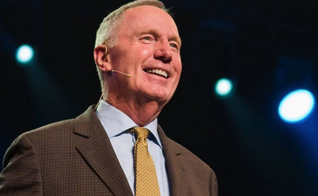 Max Lucado recebeu o prêmio Pinnacle 2021 da Associação de Editores Cristãos Evangélicos. (Foto: Eternity News).