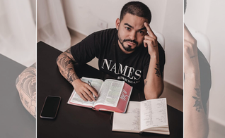 Yudi Tamashiro estudando a Bíblia. (Foto: Reprodução / Instagram)