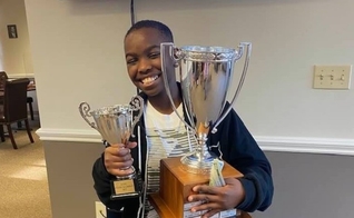 Tanitoluwa Adewumi, de 10 anos, é o mais novo mestre nacional de xadrez dos EUA. (Foto: Reprodução/Facebook).
