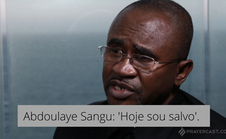 Abdoulaye Sangu conta seu testemunho de conversão ao cristianismo. (Foto: Reprodução / Prayercast)