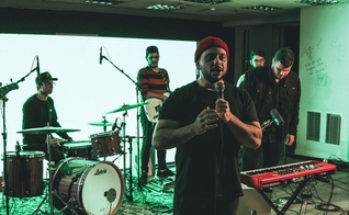Live transmitida pelo Louvor da Madrugada, que começou na rede social Club House. (Foto: Instagram/Leandro Venancio)