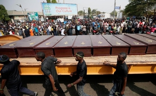 Homens marcham ao longo do caminhão carregando os caixões das pessoas mortas pelos pastores Fulani, em Makurdi, Nigéria, 11 de janeiro de 2018. (Foto: Reuters/Afolabi Sotunde).