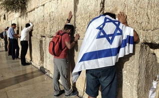 Pessoas oram por no Muro das Lamentações, na Cidade Velha de Jerusalém. (Foto: AFP)