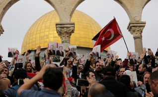 Manifestantes no Monte do Templo seguram bandeiras da Turquia e fotos do presidente Erdogan, em 2017. (Foto: Agência Anadolu)