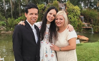 A cantora Marcela Taís pede oração pelos pais internados com Covid-19. (Foto: Reprodução/ Instagram Marcela Taís).