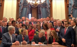 O governador do Texas, Greg Abbott, assinando o projeto de lei 8 do Senado. (Foto: Reprodução/Facebook)
