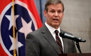 Nova lei do Tennessee (EUA) proíbe tratamento de mudança de gênero em menores. (Foto: AP Photo / Mark Humphrey).