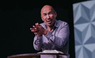 Francis Chan em evento Q Commons, transmitido internacionalmente em outubro de 2019. (Foto: Q Ideas/Parker Young)