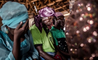 Cristãs oram durante culto, na Igreja Ecwa, Kajuru, estado de Kaduna, Nigéria, 2019. (Foto: Luis Tato/AFP/Getty Images)