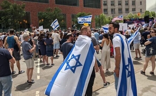 Participantes do comício pró-Israel na cidade de Nova York, em 23 de maio de 2021. (Foto: Ben Sales/JTA)